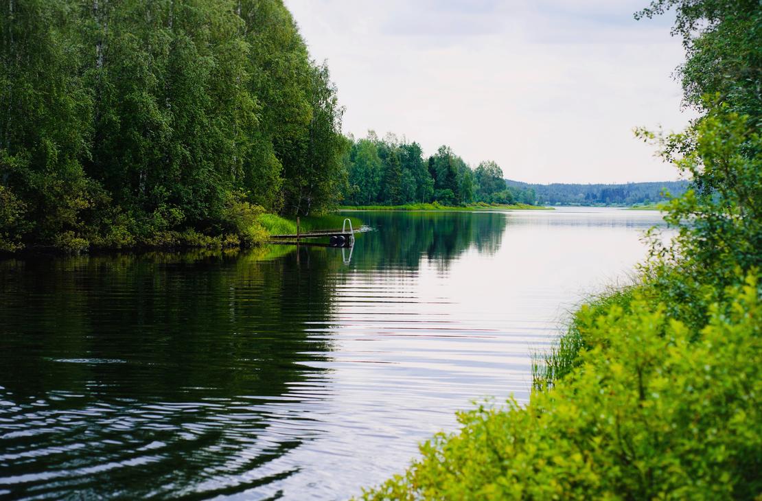 Majatalo Puuukarin Pys&auml;kki Huilaus uintia joella